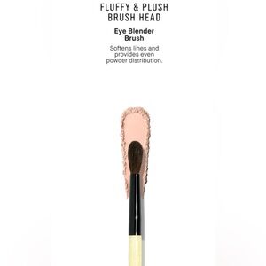 NEW Bobbi Brown EYE BLENDER BRUSH
Fluffy brush for softening edges